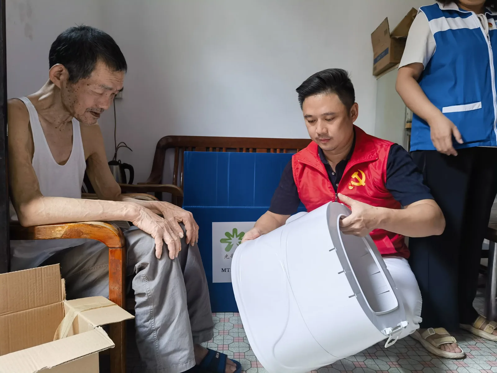 志愿者入户为长者送上坐便器